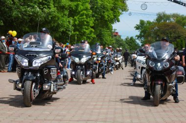 Motosikletçiler ya da motorcular. 22 Mayıs 2021 Balti Moldova Şehir Günü Geçidi ve Kutlaması.