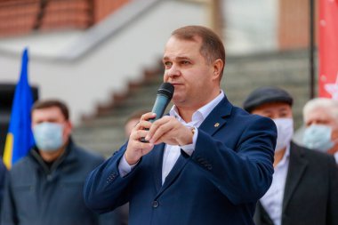 Politikacı kasaba halkıyla konuşur. Sosyalist Parti Toplantısı. İllüstrasyon başyazısı. 17 Ekim 2021 Balti Moldova.