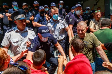 Protestocuların polisle çatışması ve binanın basılması. 12 Temmuz 2021 Balti Moldova. İllüstrasyon Editörü