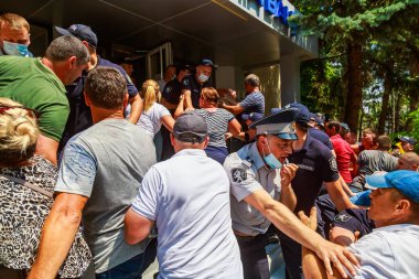 Protestocuların polisle çatışması ve binanın basılması. 12 Temmuz 2021 Balti Moldova. İllüstrasyon Editörü