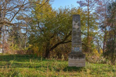 Stella, İkinci Dünya Savaşı kurbanlarının anısına. Metin veya yazıtlar için kopyalama alanı olan bir arkaplan. İllüstrasyon başyazısı. 20 Ekim 2021 malikânesi Balioz, Ivancha köyü, Moldova.