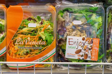 19 Ocak 2022 Balti Moldova Çiftliği salata ve yemek pişirmek için organik sebzeler. Perakende markette doğal vitaminler. Metin için kopyalama alanı olan seçici odak.