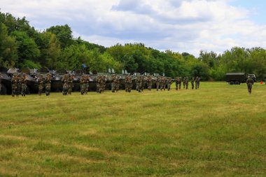 Ulusal ordunun askerleriyiz. Askeri tatbikatlar. 14 Temmuz 2020 Balti Moldova. İllüstrasyon Editörü