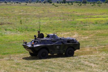 Askeri ağır donanım manevraları. Askeri tatbikatlar. 14 Temmuz 2020 Balti Moldova. İllüstrasyon Editörü