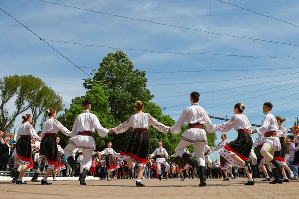 Lidé Tančí Baví Tradičních Národních Autentických Kostýmech Přehlídka Oslava Dne — Stock fotografie