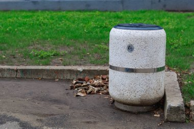 Şehir ortamında çöp toplamak için çöp tenekeleri. Metin veya yazı için kopyalama alanı olan arkaplan