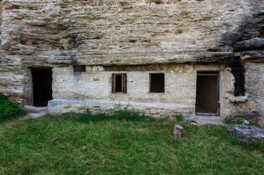 Keşişler için hücreleri olan Rocky Manastırı. Metin için kopyalama alanı olan arkaplan