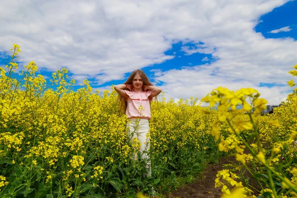 Happy Teenager Outdoors Girl Nature Lifestyle Cheerful Lightning Yellow Color — Stock Photo, Image