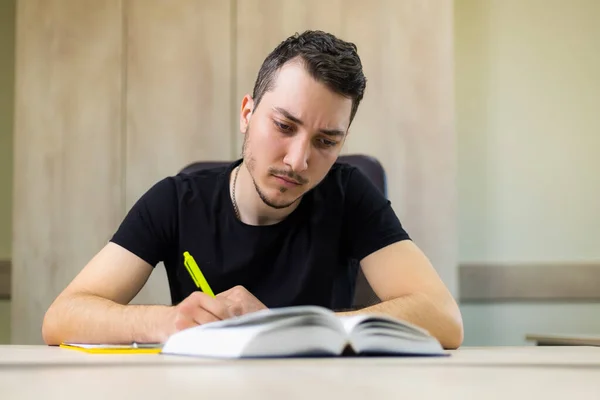 Молодой Студент Мужчина Процессе Обучения Ручкой Абстрактным — стоковое фото