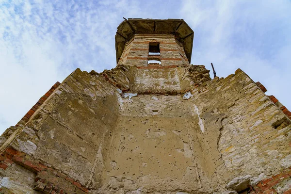 古いヴィンテージの廃墟の塔 歴史遺産の遺跡 テキストのコピースペースを持つ旅行の背景 — ストック写真