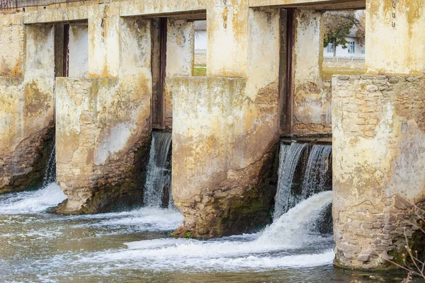 Küçük Bir Nehirde Terk Edilmiş Eski Bir Hidroelektrik Santrali Metin — Stok fotoğraf