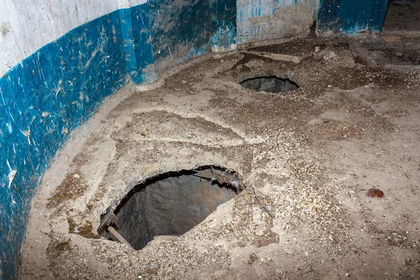 Fruktansvärd Läskig Nedstigning Kloakerna Ingången Till Underjordiska Verktyg Bakgrund Med — Stockfoto