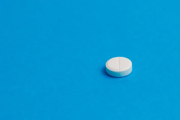 Klasik Mavi Arka Planda Puanı Olan Beyaz Ilaç Metin Veya — Stok fotoğraf