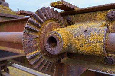 Eski model paslı metal mekanizma dişlileri. Metin için kopyalama alanı olan arkaplan.