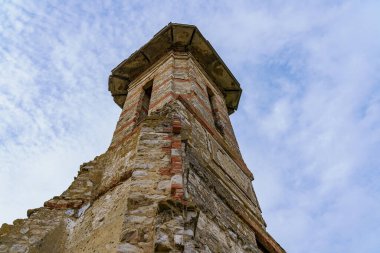 Eski, yıkık dökük, terk edilmiş kule. Tarihi mirasın kalıntıları. Metin için kopyalama alanı ile seyahat arkaplanı.