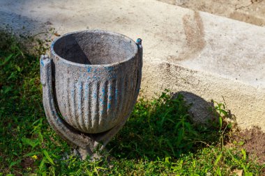 Şehir ortamında çöp toplamak için çöp tenekeleri. Metin veya yazı için kopyalama alanı olan arkaplan