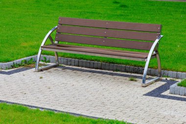 Kentin kamusal alanlarında kent mimarisinin bir unsuru olarak banklar. Metin veya yazıtlar için kopyalama alanı olan arkaplan.