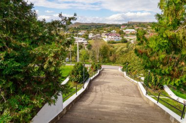 Köy ya da kırsal yerleşim yeri manzarası. Metin için kopyalama alanı olan arkaplan