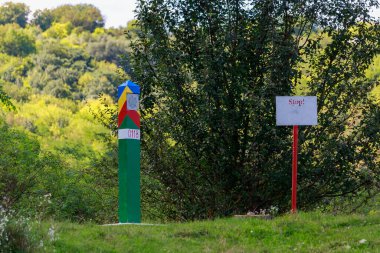 Plakasında devlet amblemi olan Moldova Cumhuriyeti sınır bölgesi hakkında resmi uyarı direği. Metin için kopyalama alanı olan arkaplan.