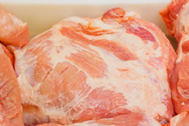 Taze çiğ et. Perakende bakkalında doğal vitaminler ve temel amino asitler. Metin için kopyalama alanı olan seçici odak.