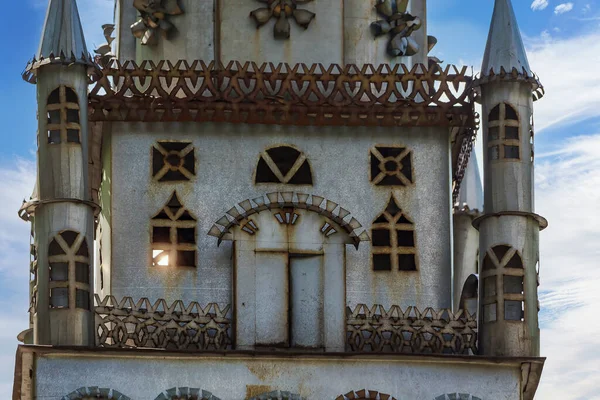 Klassischer Metallschmuck Auf Einem Rustikalen Brunnen Wasser Als Symbol Der — Stockfoto