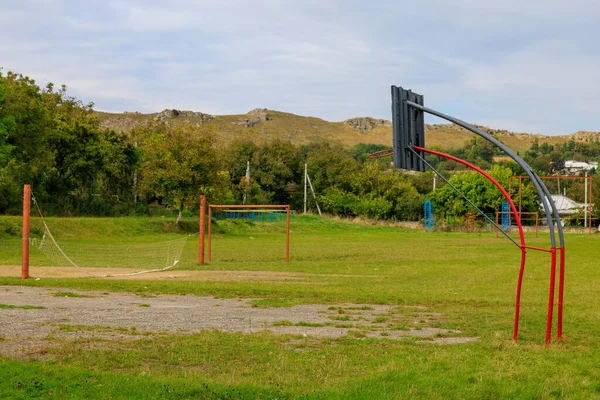 Venkovní Basketbalové Hřiště Zarostlé Trávou Důsledku Uzamčení Během Covid Koronavirové — Stock fotografie