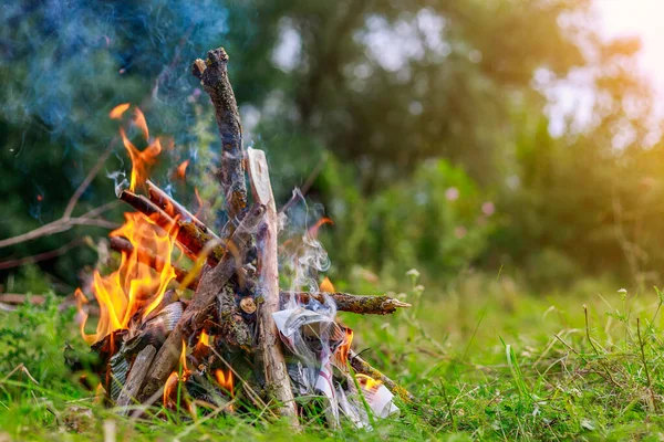 Feuer Oder Lagerfeuer Der Natur Einem Ferienlager Auf Einem Zeltausflug — Stockfoto