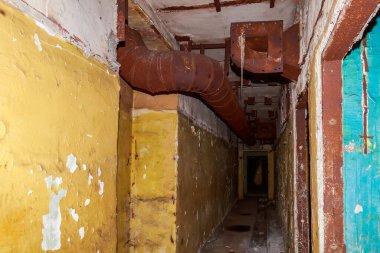 Terk edilmiş nükleer karşıtı bir askeri sığınağın içi. Ürkütücü bir yer, kıyamet sonrası geçmiş.