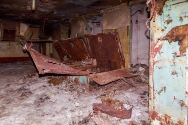 Terk edilmiş nükleer karşıtı bir askeri sığınağın içi. Ürkütücü bir yer, kıyamet sonrası geçmiş.