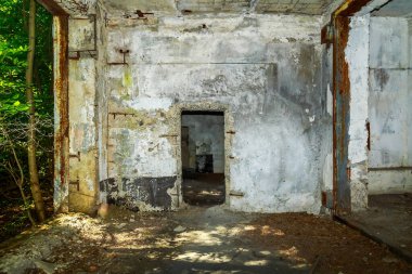 Gizli bir askeri sığınağın girişi. Terk edilmiş bomba sığınağı. Arkaplan
