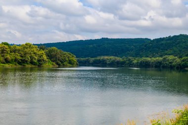Geniş nehir. Metin veya harfler için kopya alanı olan Doğu Avrupa arka planı. Balık tutmak ve rafting yapmak için ideal. Bir turistin gözlerinden bak.