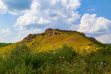 Edinet Moldova Toltry. Dağlık kireçtaşı sırtı. Metin veya harfler için kopya alanı olan Doğu Avrupa arka planı. Tepe alanı.
