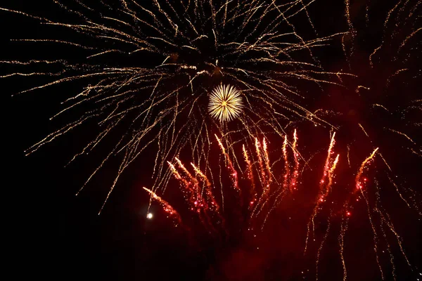 Sehr Schönes Feuerwerk Gegen Den Schwarzen Himmel Mit Kopierraum Für — Stockfoto