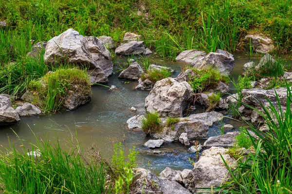 Dağ Nehri Vadideki Taşlı Akarsu Metin Veya Harf Için Kopyalama — Stok fotoğraf