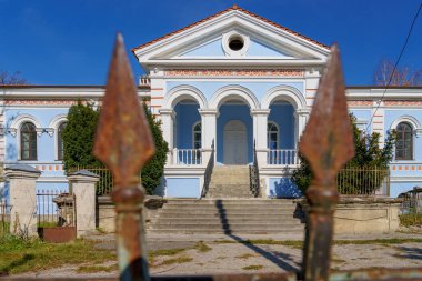 19. yüzyılın klasik Rus mimarisi tipik bas-reef ile. Moldova 'ya hoş geldiniz. Tarihsel ve kültürel miras. Metin veya harf için kopyalama alanı olan arkaplan