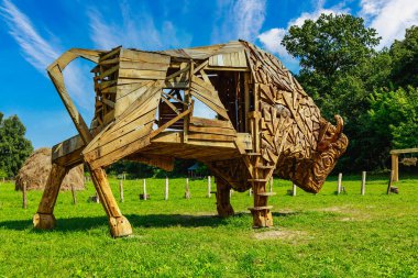 Toprak verimliliğinin sembolü olarak soyut, rustik, dekoratif bir boğa oyulmuş. Odun oyma dünyadaki farklı insanların kültüründe popüler bir hobidir..