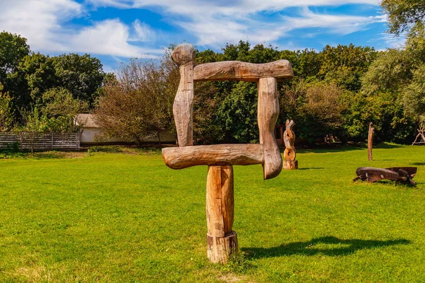Çiftlikteki özçekim için ahşap çerçeve. Odun oyma dünyadaki farklı insanların kültüründe popüler bir hobidir..