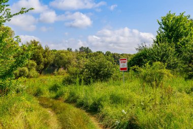 İngilizce DUR BORDER PROTEKSİYONU STRIP 'indeki yazıt ya da metin. Eyalet sınırıyla ilgili uyarı. Kopyalama alanı olan arkaplan