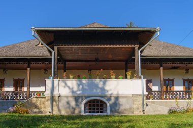 Orijinal eski Ukrayna köy evi. Metin için kopyalama alanı olan doğal sonbahar arkaplanı