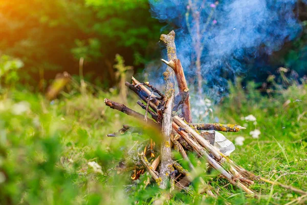 Feuer Oder Lagerfeuer Der Natur Einem Ferienlager Auf Einem Zeltausflug — Stockfoto