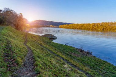 Geniş nehir. Metin veya harfler için kopya alanı olan Doğu Avrupa arka planı. Balık tutmak ve rafting yapmak için ideal. Bir turistin gözlerinden bak.