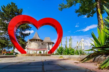 Turistlerin başlıca ilgi odağı Soroca kenti ve Moldova ülkesidir. 15. yüzyıl kalesi Stefan cel Mare tarafından inşa edildi. Moldova 'ya Hoşgeldiniz