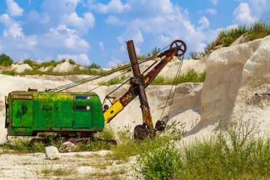 Taş ocağında terk edilmiş eski bir makine. Metin için kopyalama alanı olan arkaplan
