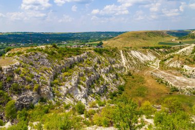 Eski bir kireçtaşı maden sahası. Doğal taş. Metin için kopyalama alanı olan arkaplan