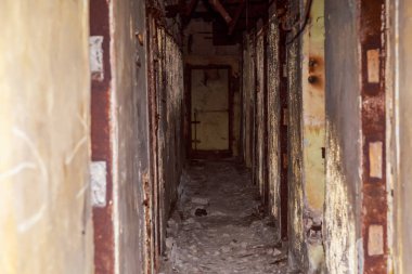 Terk edilmiş nükleer karşıtı bir askeri sığınağın içi. Ürkütücü bir yer, kıyamet sonrası geçmiş.