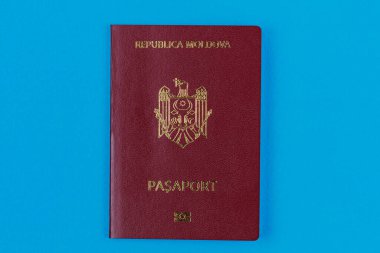 Moldova Cumhuriyeti vatandaşının modern yabancı pasaportu. Metin için kopyalama alanı olan arkaplan.