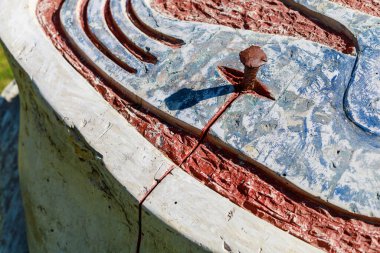 Taşa saplanmış bir keski. Gayret ve azmin sembolik kavramsal abidesidir. Metin için kopyalama alanı olan arkaplan