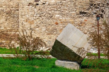 Ortaçağ duvarı ve taş küpü sınırda. Metin için kopyalama alanı olan arkaplan