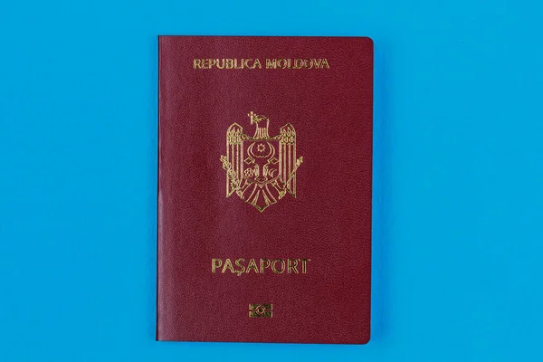 Moldova Cumhuriyeti Vatandaşının Modern Yabancı Pasaportu Metin Için Kopyalama Alanı — Stok fotoğraf