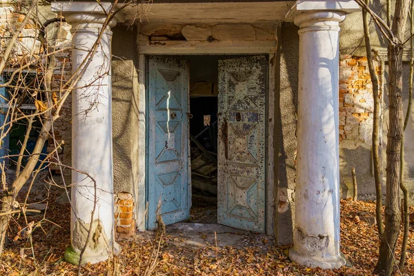 放棄された古い建築物の歴史と文化遺産を放棄した 黙示録的な外観の異常な詳細 旧精神病院 — ストック写真